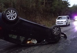 Vuelca un coche en la carretera de La Plata, en Avilés