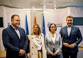 Carlos Paniceres, Gimena Llamedo, Teresa Fernández y Daniel González, tras la firma del convenio.