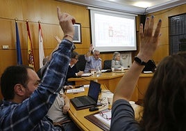 La Corporación del Ayuntamiento de Carreño, en el Pleno, durante la votación de los últimos presupuestos
