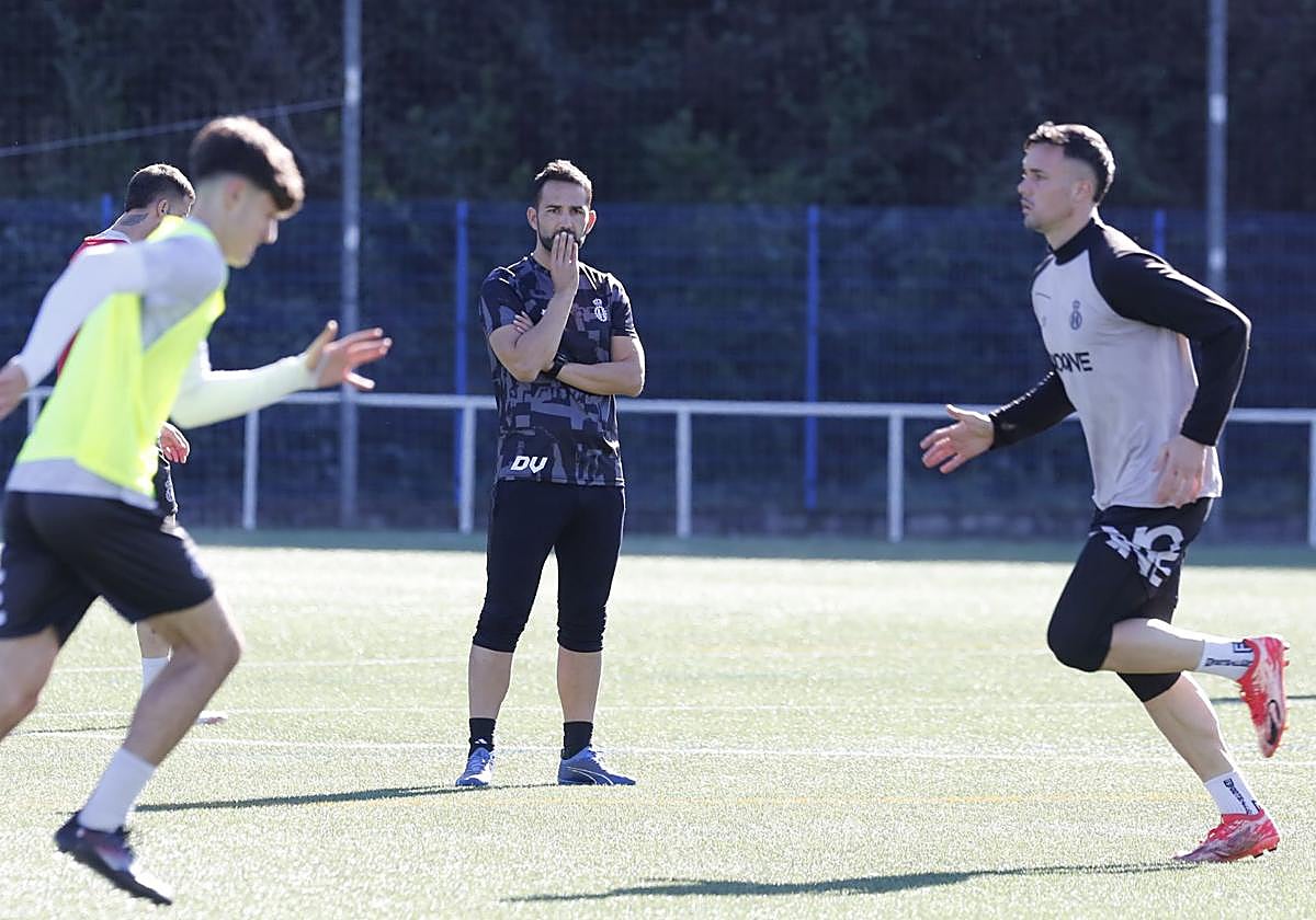 Dani Vidal, durante una sesión de esta semana en La Toba 2, con Kevin Bautista a la derecha, que podría regresar al equipo inicial.