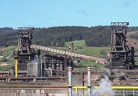 Los dos hornos altos de Arcelor en la planta de Gijón.