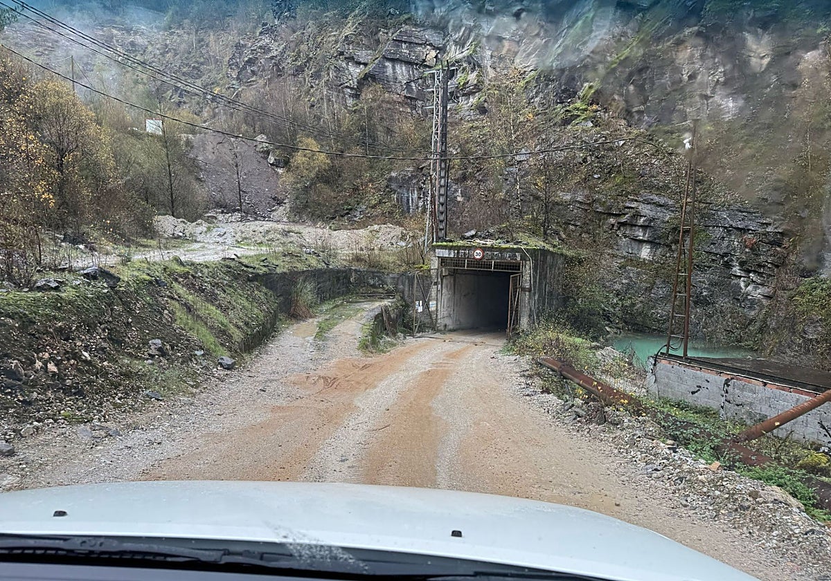 Boca de acceso a una mina subterránea, tipo de explotación que EMC tramita abrir en Salave.