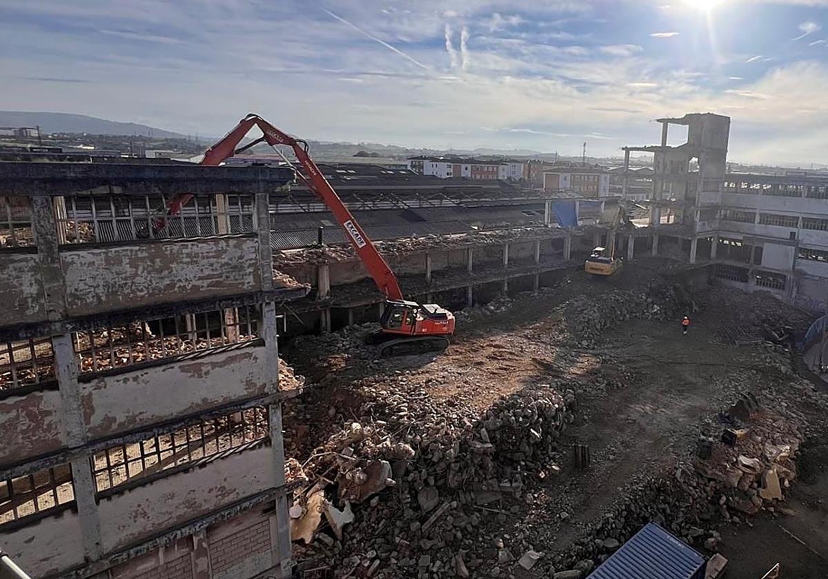 Aspecto que presentaban este miércoles las labores de derribo de la antigua nave de Flex en La Calzada (Gijón).