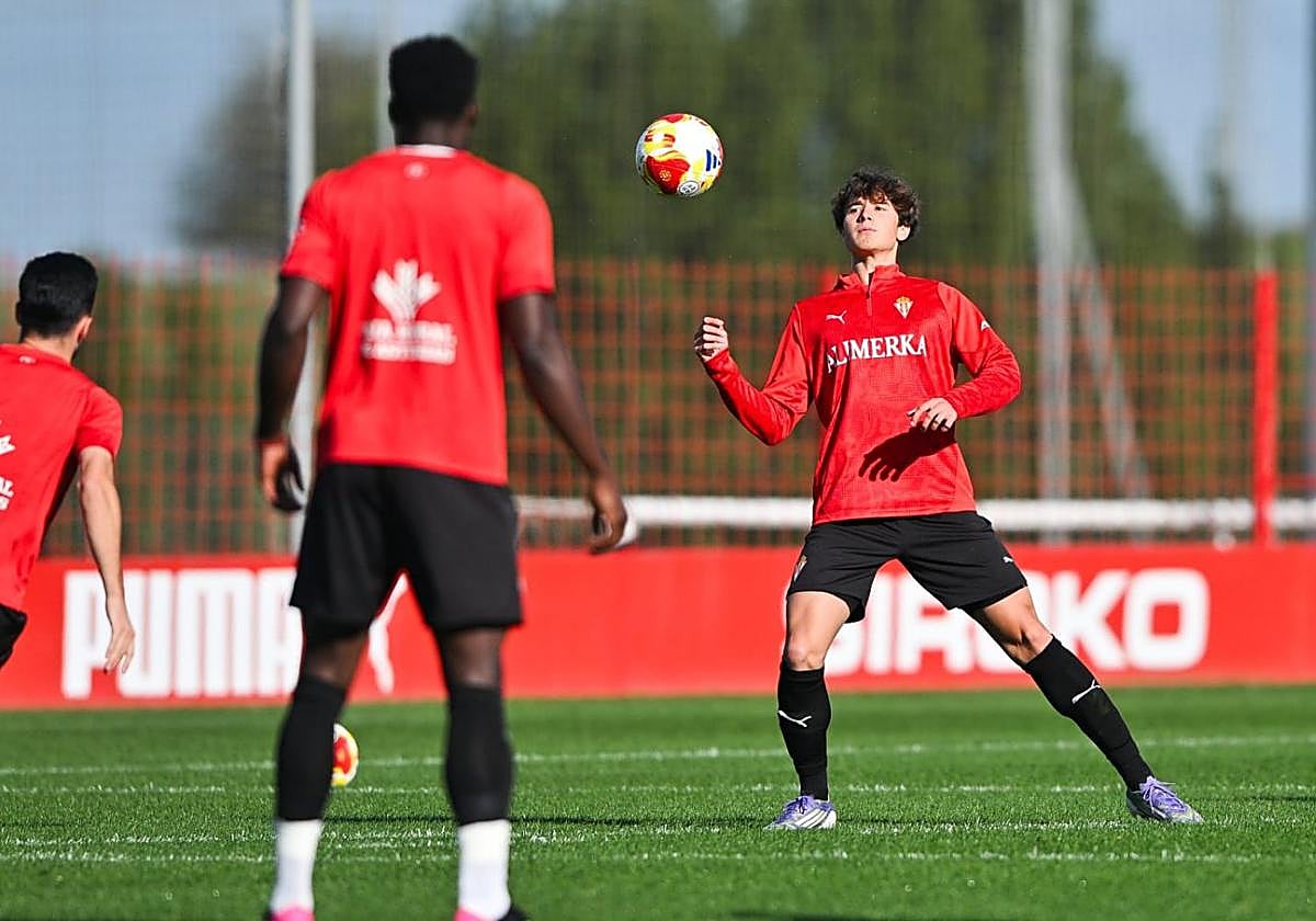 Nico Riestra, realizando un control durante el entrenamiento de ayer en Mareo.