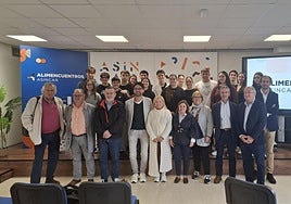 En el centro, el presidente de Asincar, Eduardo Pérez, junto a la alcaldesa de Noreña, Amparo Antuña, y representantes del Ayuntamiento, asociaciones y alumnos del IES de Noreña