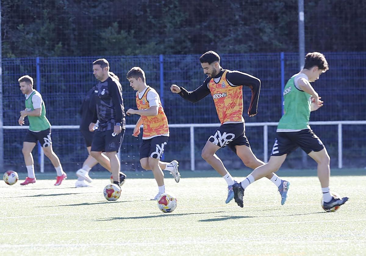 Los futbolistas del Real Avilés, con Yasser en el centro, en un entrenamiento de esta semana en La Toba 2.