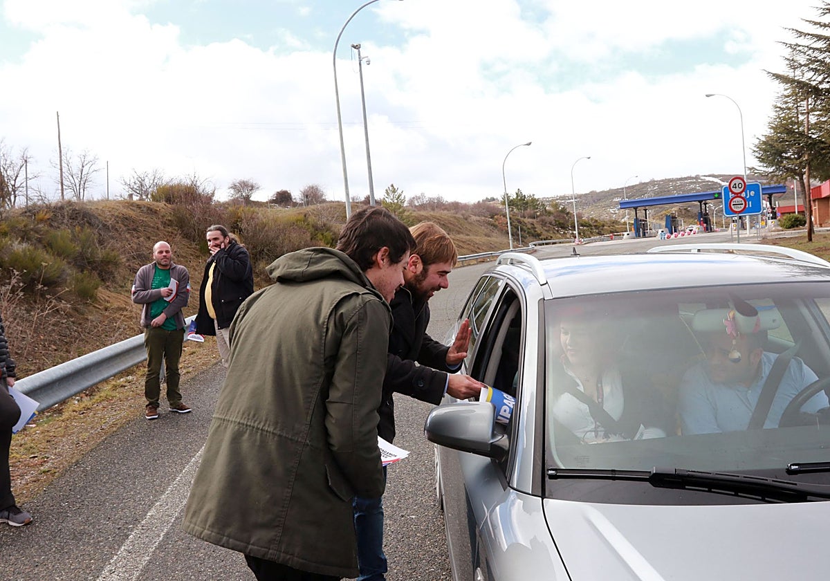 Daniel Ripa y Segundo Alonso, en 2018, cuando eran dirigentes de Podemos e iniciaron una campaña contra el peaje informando a los conductores de la autopista.