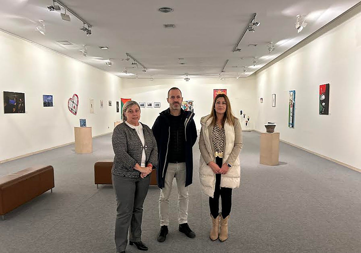 Isabel González, directora de la Fundación Municipal de Cultura; Ángel García, alcalde de Siero, y Teresa Álvarez, concejala de IU.