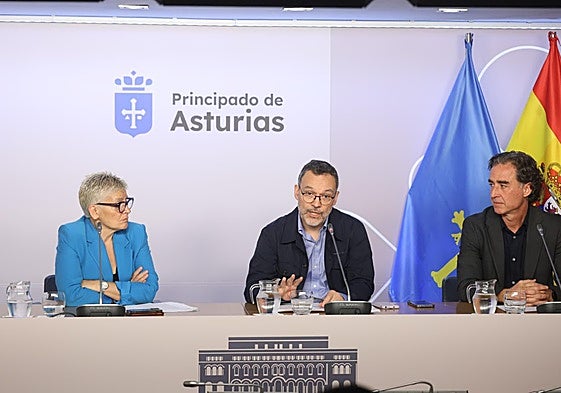 Concepción Saavedra, Sergio Calleja y Óscar Suárez, en la presentación del nuevo Código Ictus autonómico.