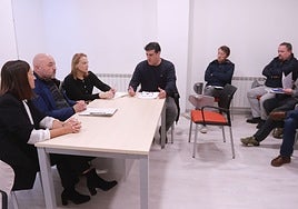 Covadonga Landín, Guzmán Pendás, Elena Suero, Javier Palacios y representantes vecinales durante el encuentro en el local vecinal