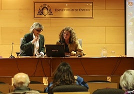 Mercedes de Soignie y Carmen Bermejo, ayer durante la charla.