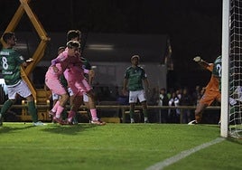 Óscar Marcos cabecea al fondo de la red el primero de los tantos de los vigueses.