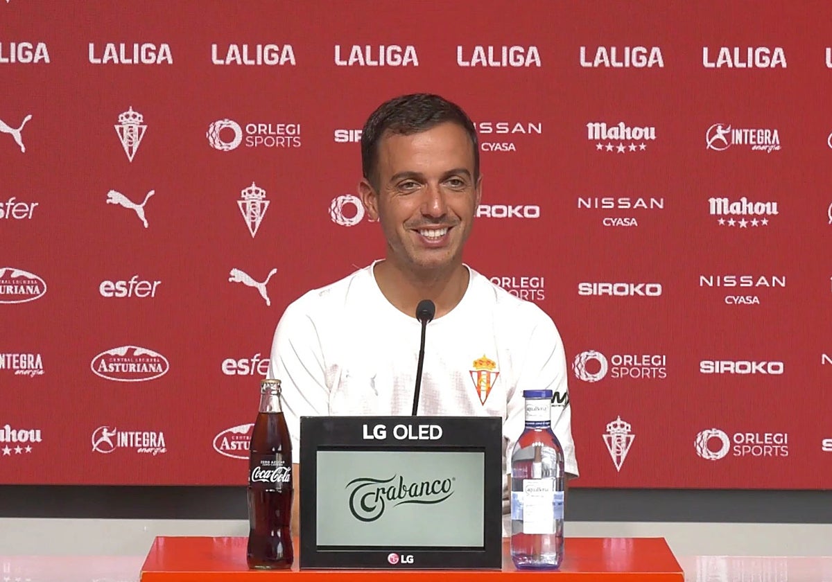 Borja Jiménez, entrenador del Sporting, sonriente, tras la victoria de Valladolid.