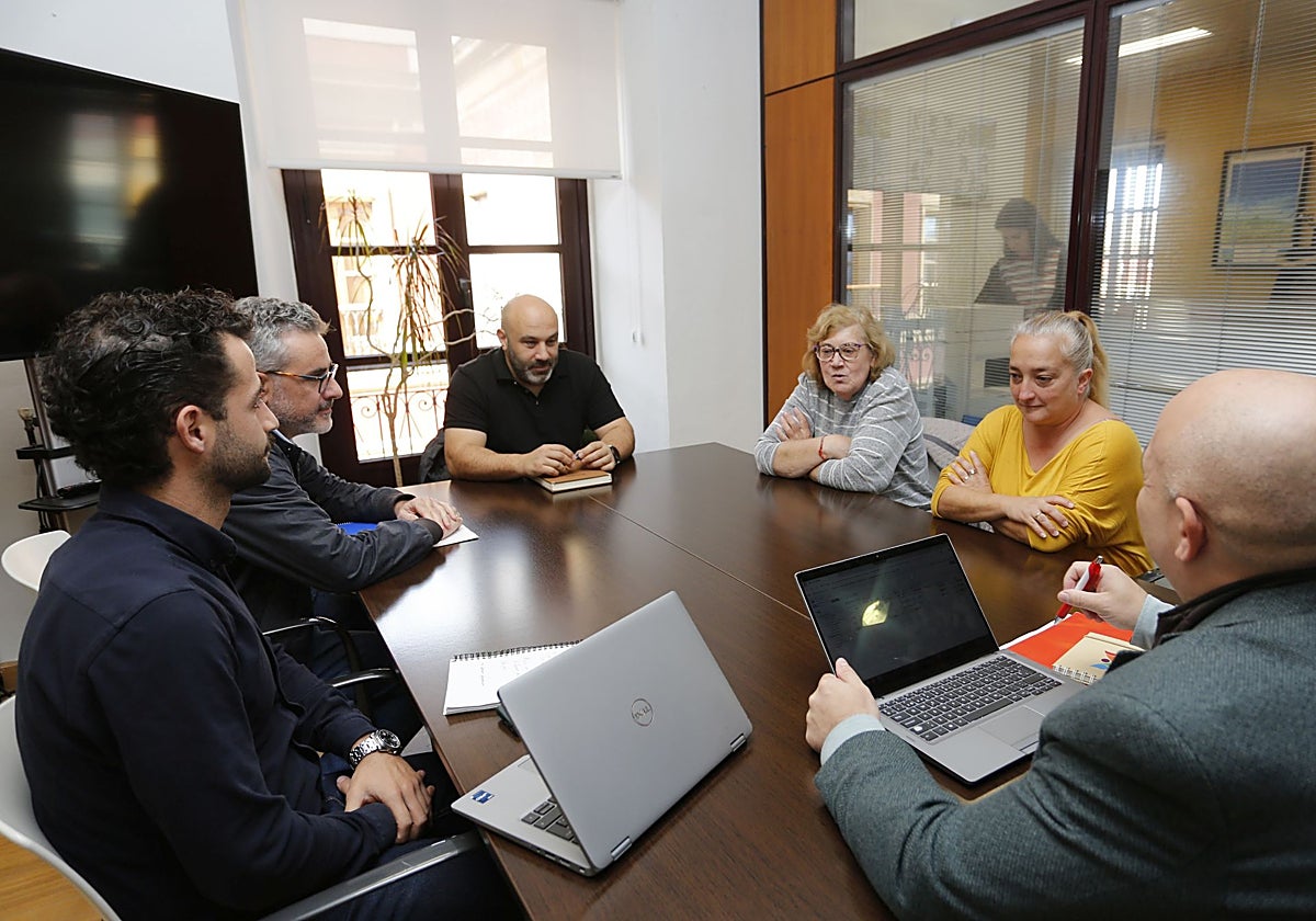 Alejandro Navazas y Rodrigo Pintueles en el encuentro con los vecinos de La Cruz.