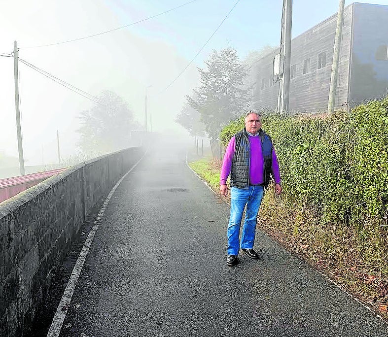 Alejandro Villa en los accesos al cementerio de Carbayín.
