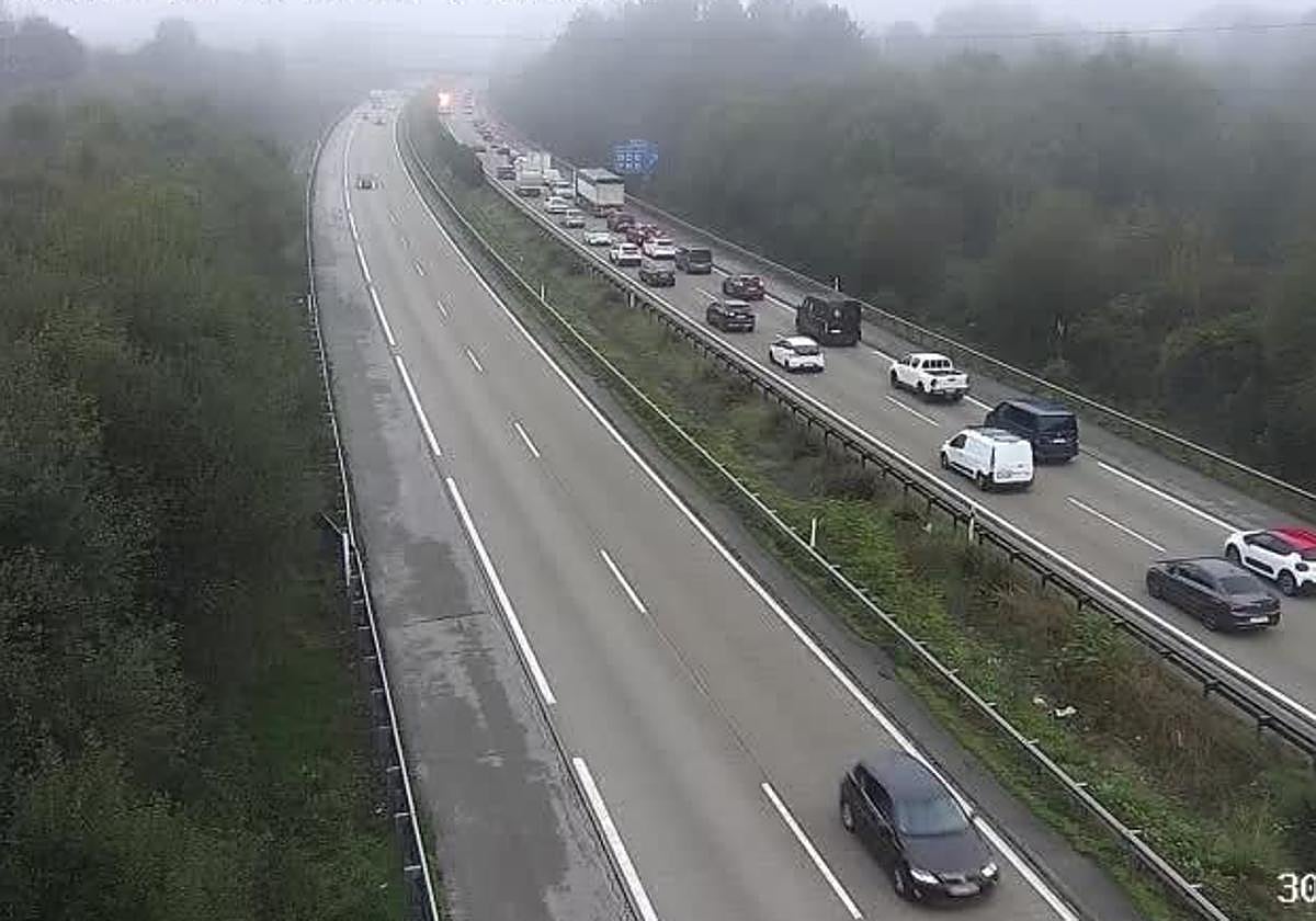 Imagen del atasco de la autopista 'Y' captada por las cámaras de la DGT