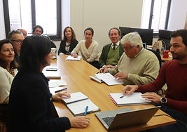 Los responsables municipales se reunieron este jueves con los integrantes de la comisión encargada de velar por el legado de la colección Nicanor Piñole.