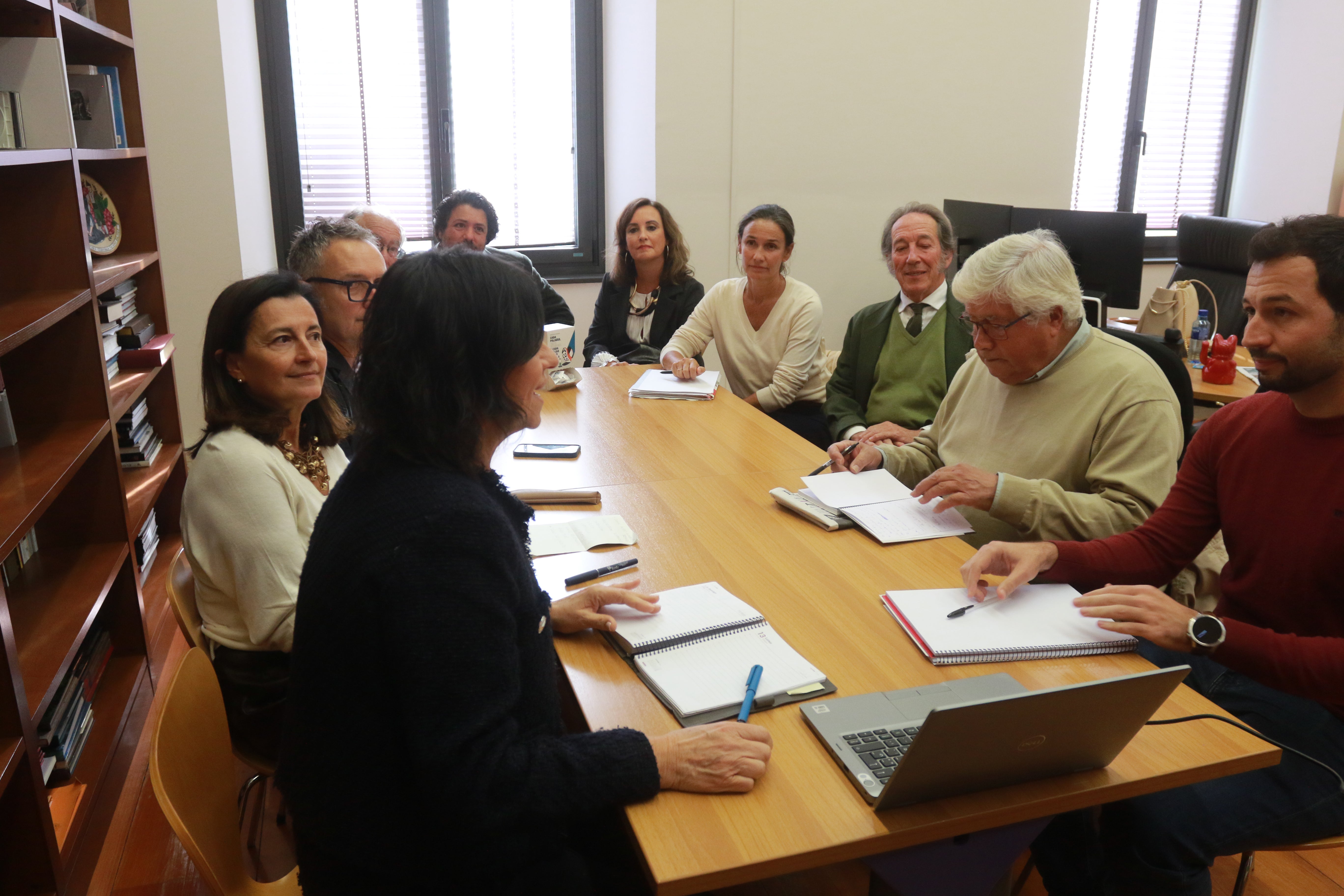 Los responsables municipales se reunieron este jueves con los integrantes de la comisión encargada de velar por el legado de la colección Nicanor Piñole.