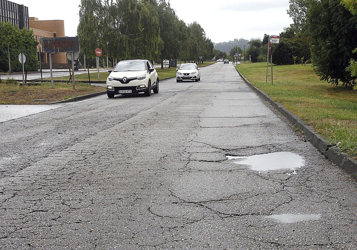 Grietas y socavones en la calle Blasco Garay, a su paso frente a la Escuela de Marina Civil.