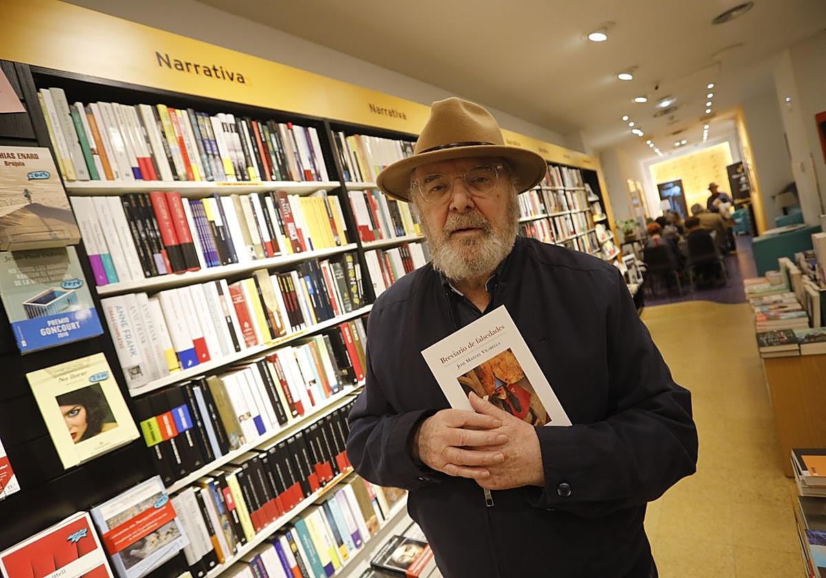 José Manuel Vilabella durante la presentación de su libro 'Breviario de falsedades'.