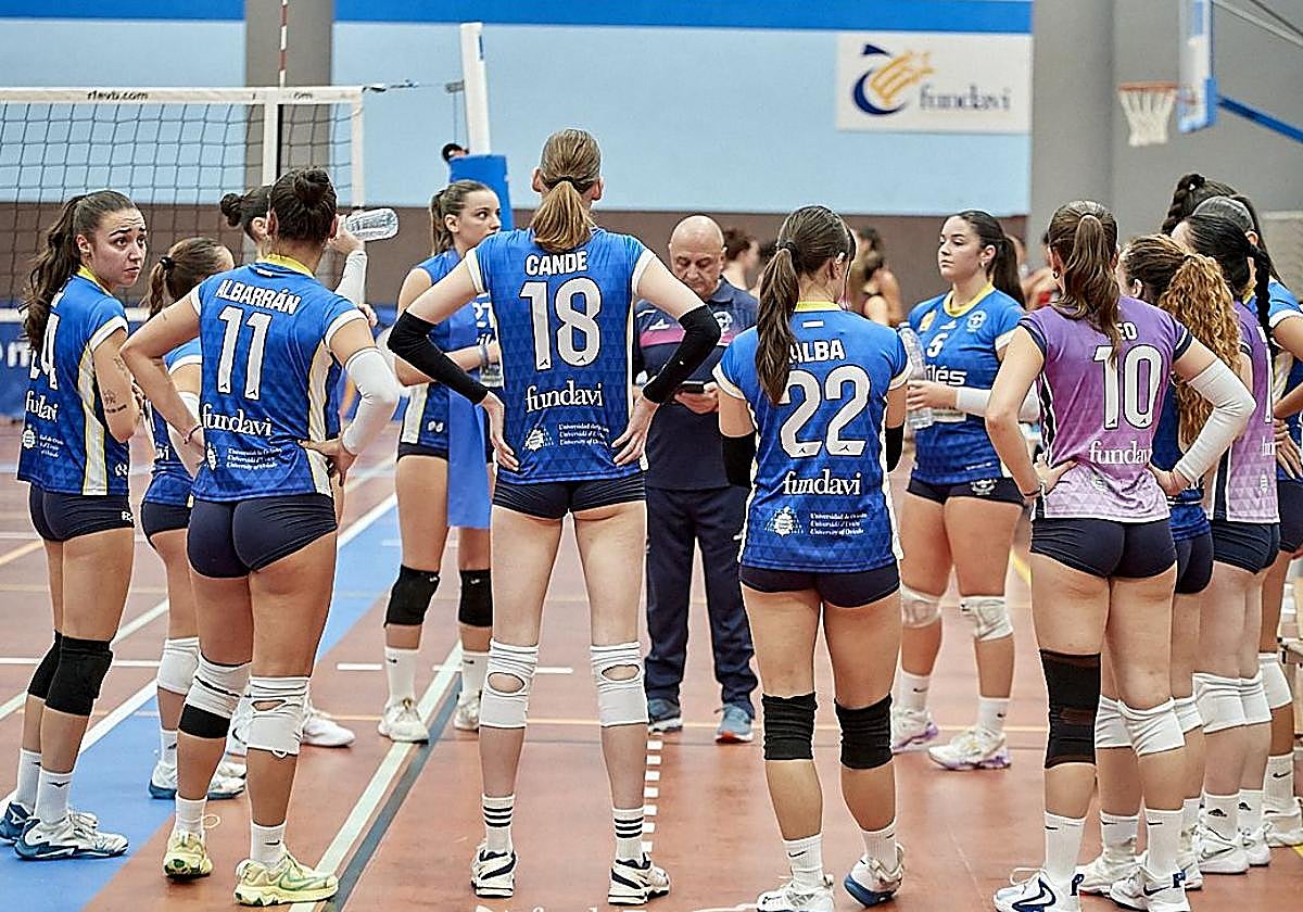 Josemi Pérez, en el centro durante un tiempo muerto.