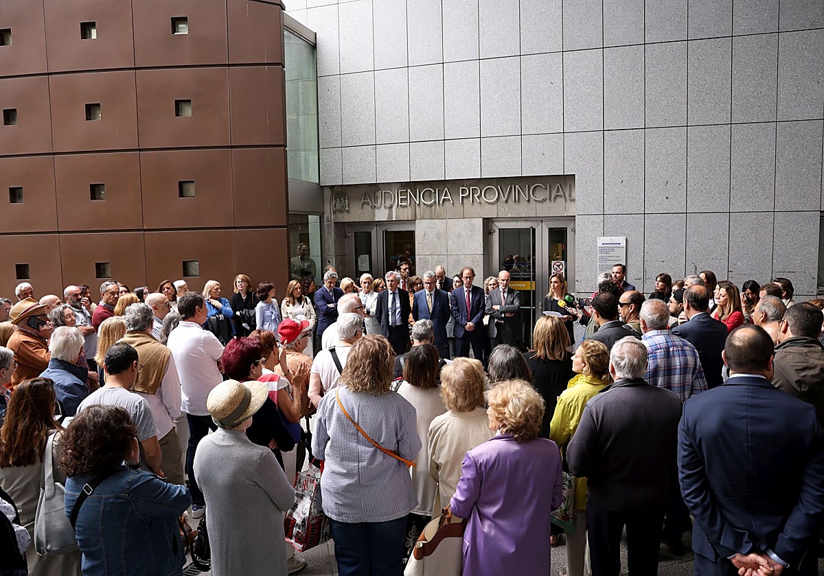 Concentración de jueces y ciudadanos ante la Audiencia Provincial.