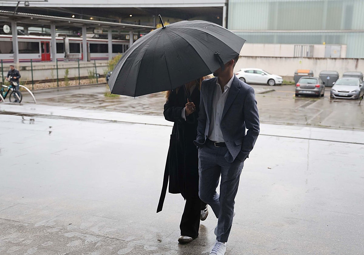 Uno de los acusados accede al Palacio de Justicia de Gijón.