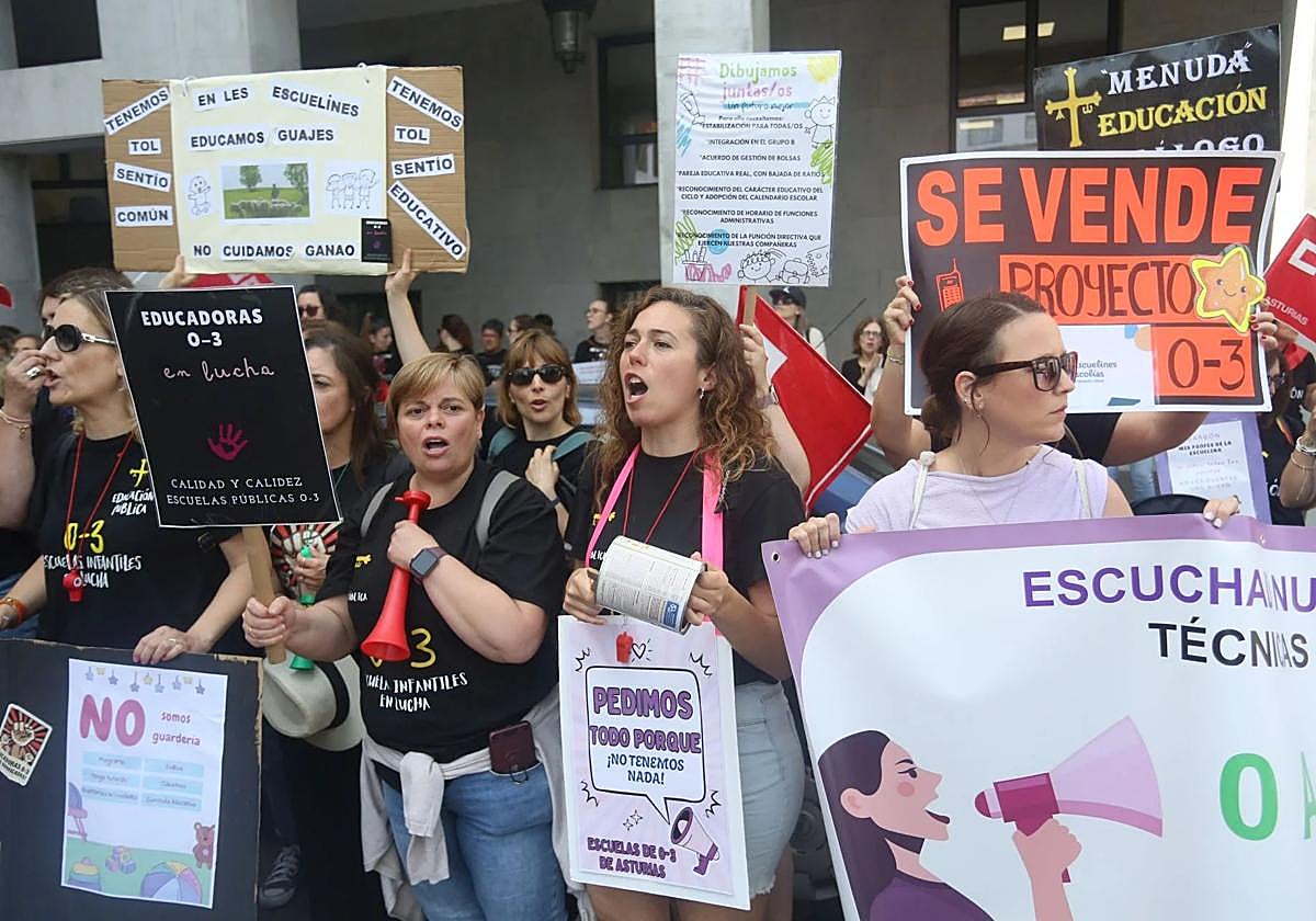 Manifestación de las educadoras de Les Escuelines el pasado mes de junio.