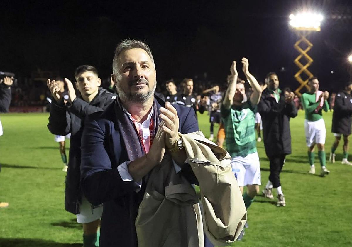 Javi Prendes, entrenador del Puerto de Vega: «En este puto país entrenan quienes conocen a un presidente. Nadie asciende por méritos propios»