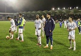 Los jugadores del Real Oviedo, tocados, tras la derrota ante el Ourense.