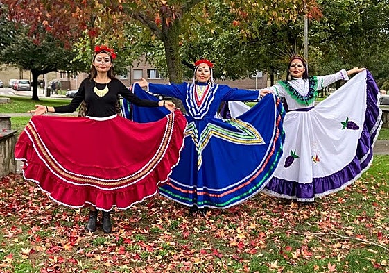 Las mexicanas Erika, Mariela y Frida ensayan con sus coloridos vestidos tradicionales.