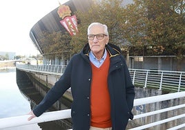 Carlos García Cuervo, con El Molinón de fondo.