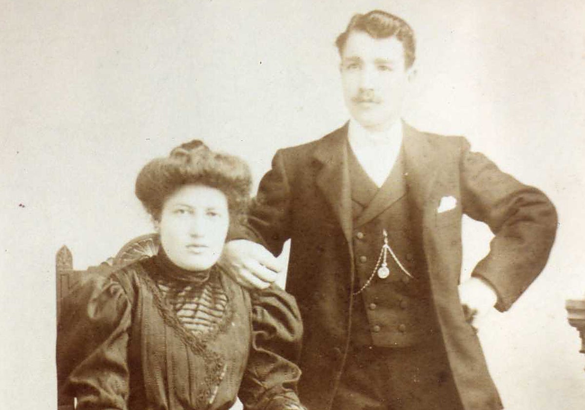Imagen principal - Virginia Santos Lantero (18 años) y Elviro Sopeña Martínez (22), el día de su boda en Sotrondio el 26 de enero de 1906. Debajo, el día de la fiesta de su 80 cumpleaños, 15 de septiembre de 1967, mirando sonriente a su biznieta Alejandra. Y sobre estas líneas ese día con sus hijos. Arriba, Elviro, Alejandro y Julio; debajo, Oliva, Dolores y su nuera Efigenia (esposa de Elviro).