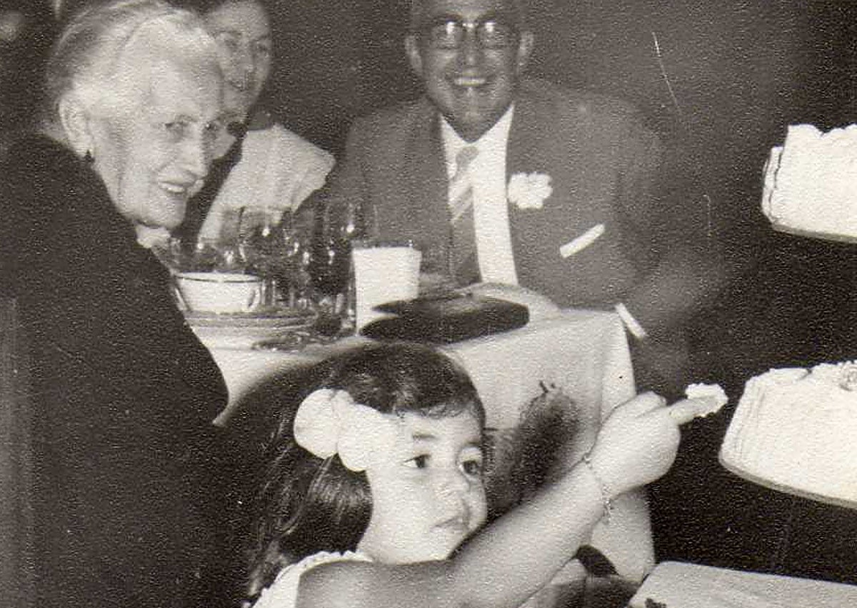 Imagen secundaria 1 - Virginia Santos Lantero (18 años) y Elviro Sopeña Martínez (22), el día de su boda en Sotrondio el 26 de enero de 1906. Debajo, el día de la fiesta de su 80 cumpleaños, 15 de septiembre de 1967, mirando sonriente a su biznieta Alejandra. Y sobre estas líneas ese día con sus hijos. Arriba, Elviro, Alejandro y Julio; debajo, Oliva, Dolores y su nuera Efigenia (esposa de Elviro).