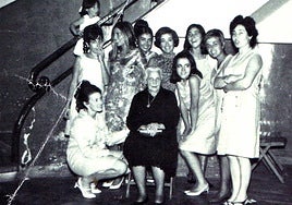 Virginia Santos Lantero, rodeada de sus nietas, el día de su 80 cumpleaños, en 1967.