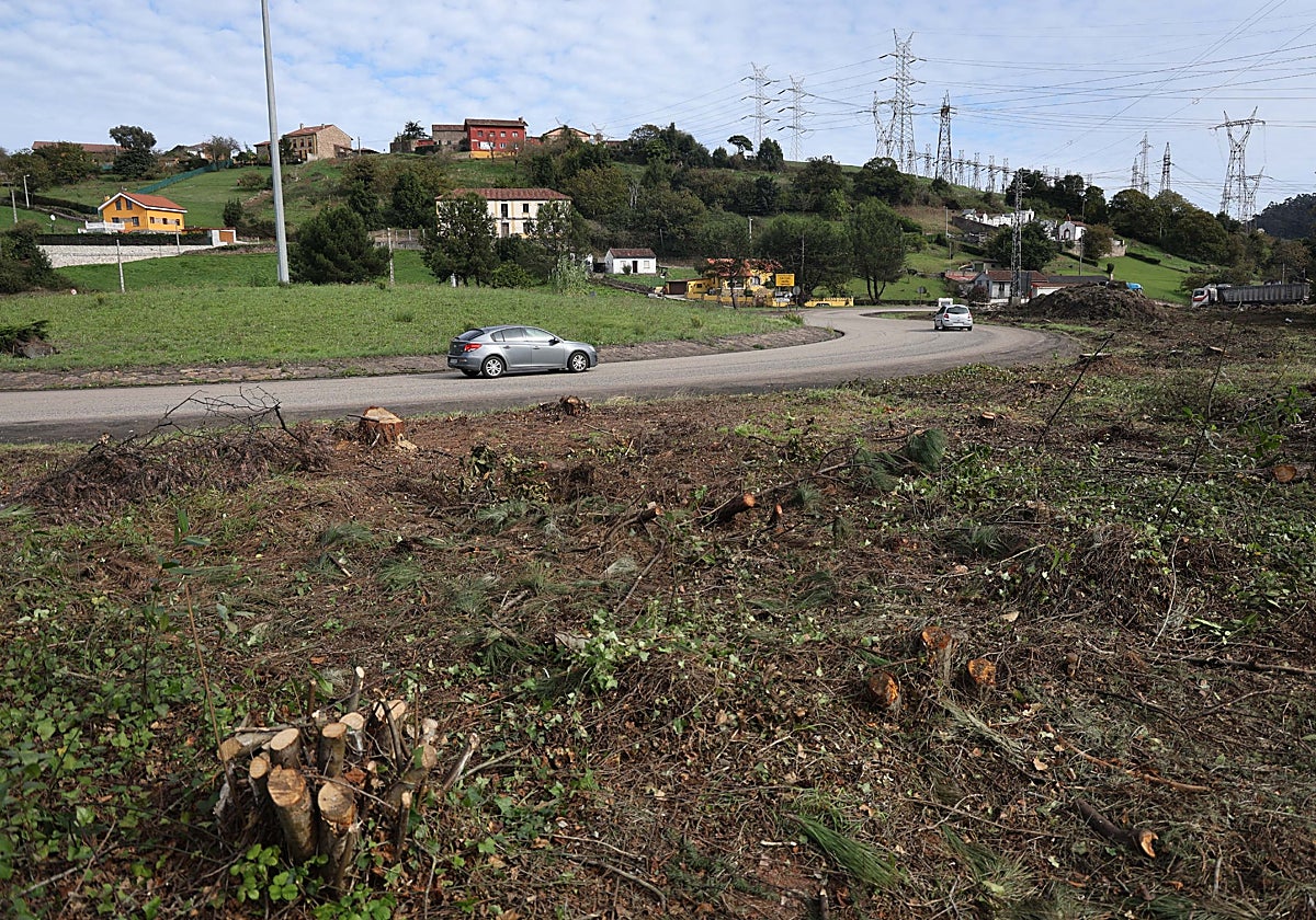 Trabajos de desbroce que ha empezado a realizar el Principado en el nudo de El Empalme.