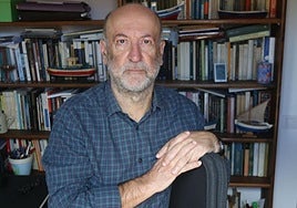 Armando Murias, en su casa de Oviedo.