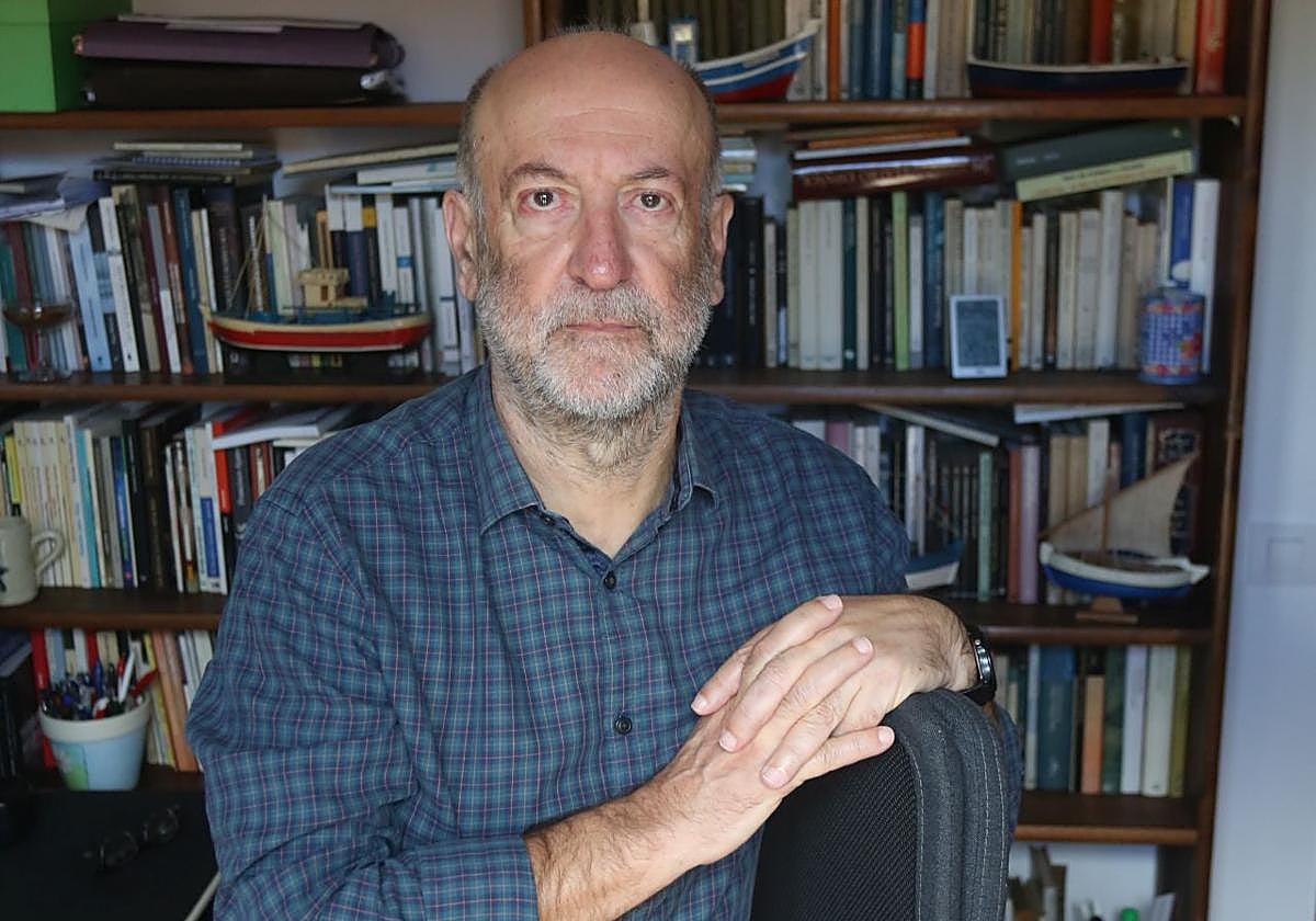 Armando Murias, en su casa de Oviedo.