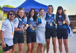 Bárbara González, la segunda por la derecha, junto a sus compañeras de equipo y la expresidenta de la Federación Española, la asturiana Asunción Loriente.