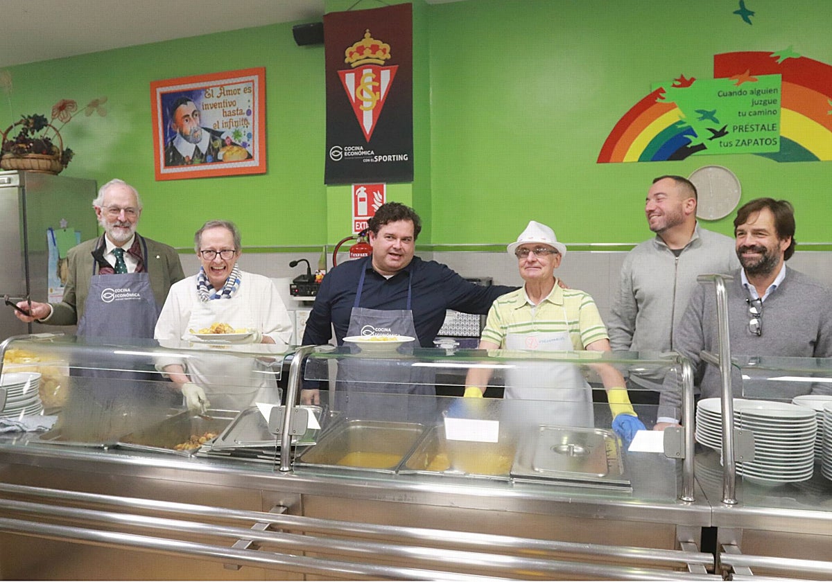 El presidente de la Sociedad Gijonesa de Caridad, Ignacio Blanco; Sor Asun; el chef de Casa Gerardo Marcos Morán; el voluntario Benito Belver; Guillermino de la Rasilla, coordinador de voluntariado, y Rafael Piñera, director de la Cocina Económica, en el comedor social.