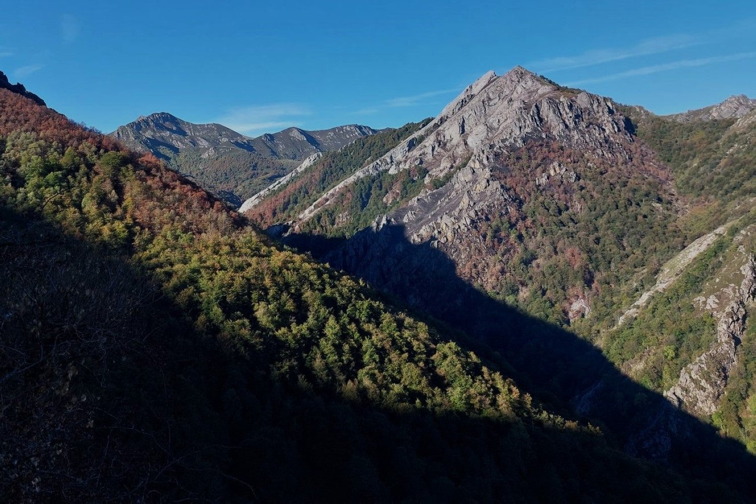 Imagen principal - El inmenso paisaje y los distintos recodos simbólicos de la ruta son un tandem perfecto para una excursión completa.