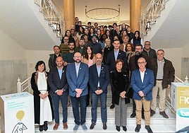 Foto de familia del festival con la organización, participantes y autoridades, esta mañana en la Escuela de Comercio.