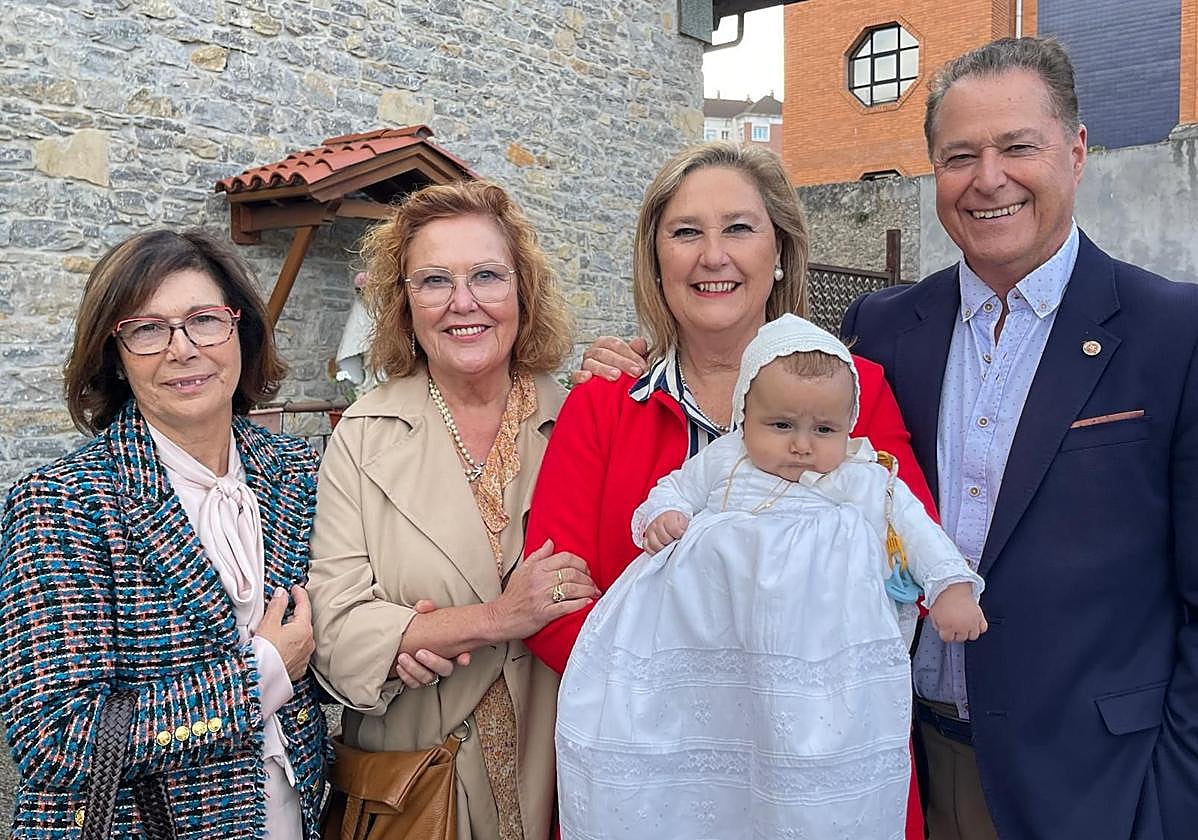 Isabel Baragaño (primera por la izquierda), con sus hermanas, su hermano Félix y su última nieta en el bautizo de la pequeña.