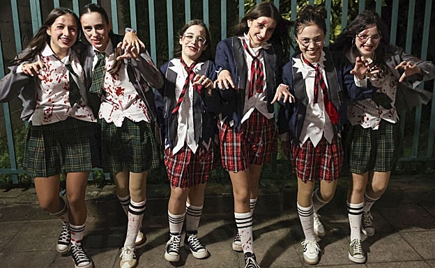 Estudiantes zombis, cerca de la Plaza Mayor de La Fresneda.