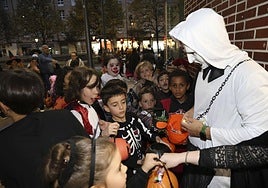 Decenas de niños y adolescentes hacen la ruta 'Truco o Trato' en los comercios de El Llano, donde se formaron largas colas.