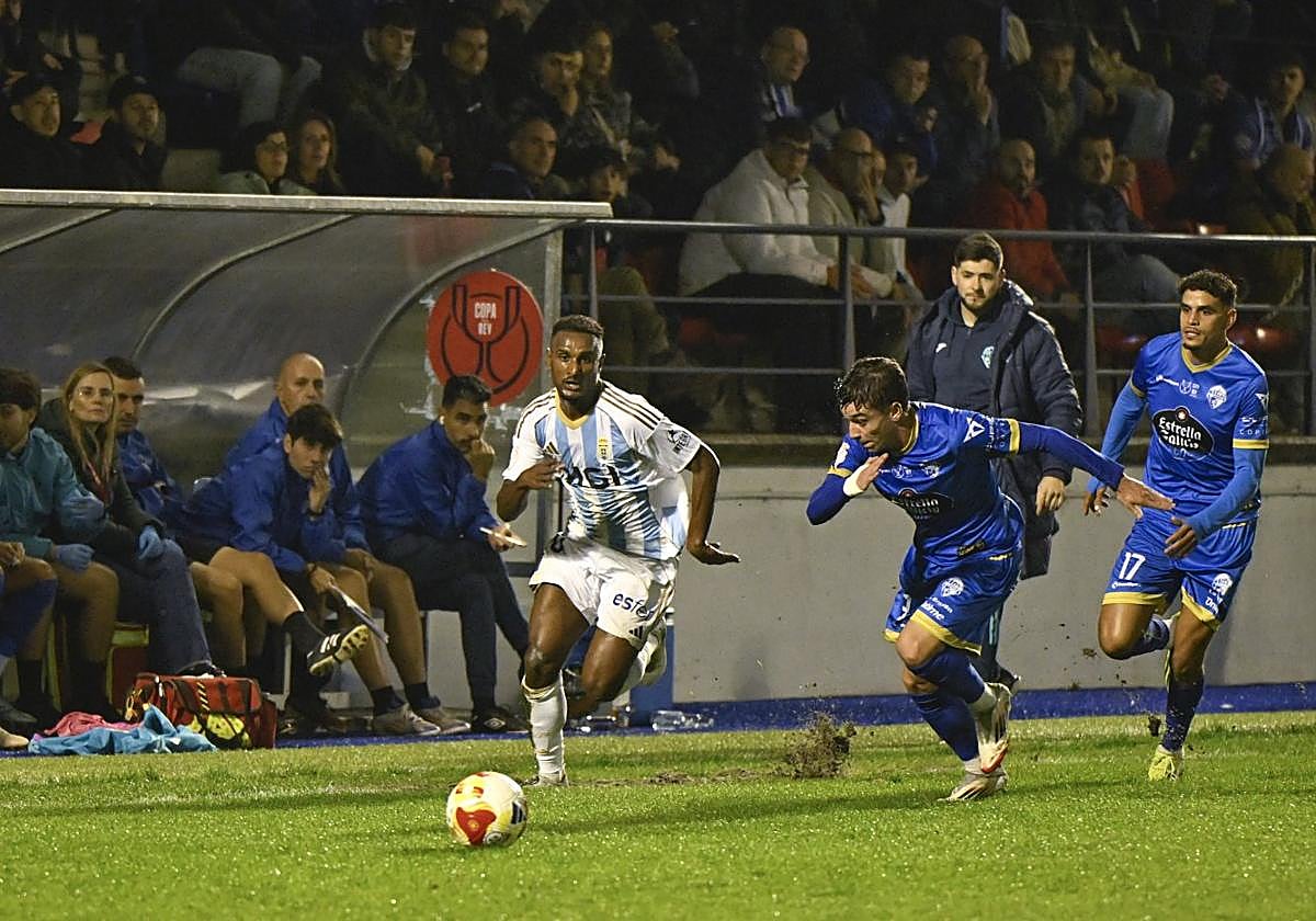 El extremo Hassan, que era uno de los que volvía al equipo en el encuentro de Copa del Rey frente al Ourense, tratando de irse de un rival por la banda.