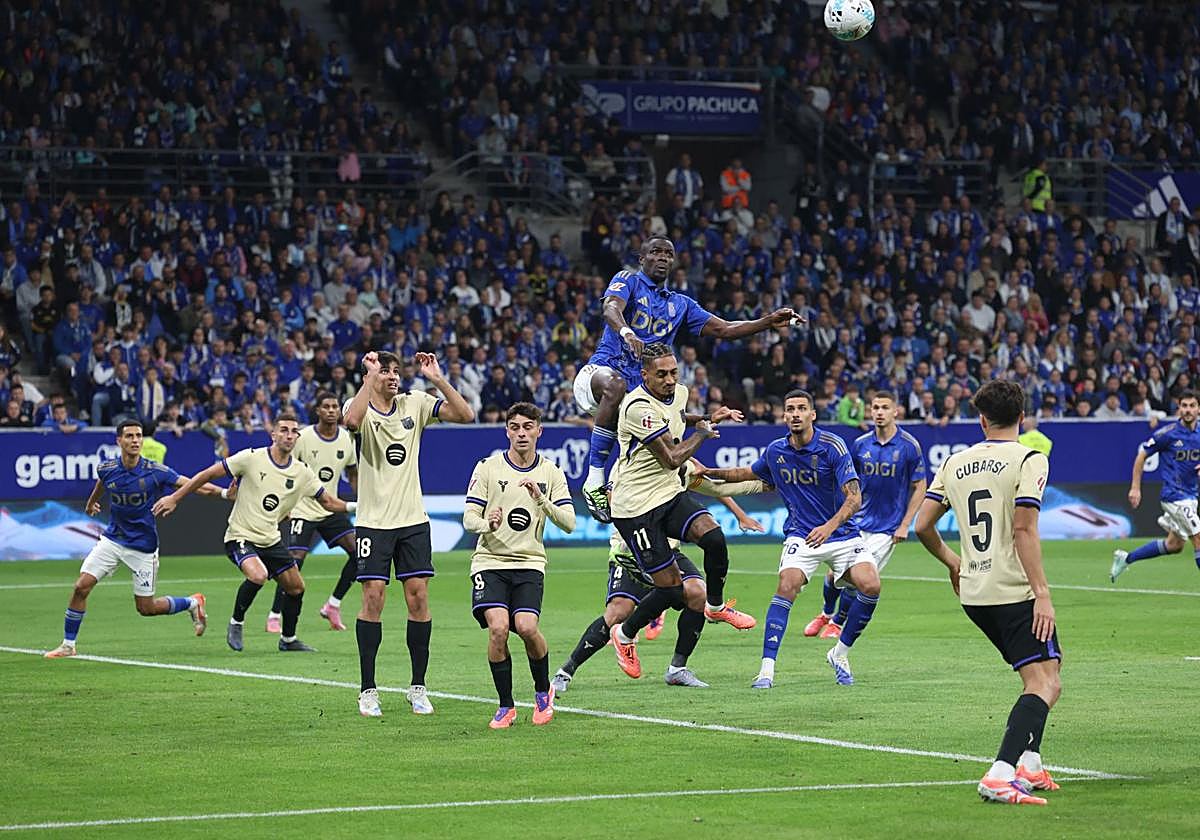 Una jugada del partido entre el Real Oviedo y el Barça disputado en el estadio Carlos Tartiere.