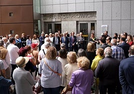 Concentración de jueces y ciudadanos ante la Audiencia Provincial.