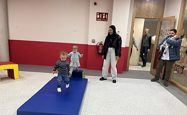 Los niños en las nuevas instalaciones polesas.