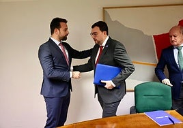 Álvaro Queipo saluda a Adrián Barbón minutos antes de comenzar la reunión.